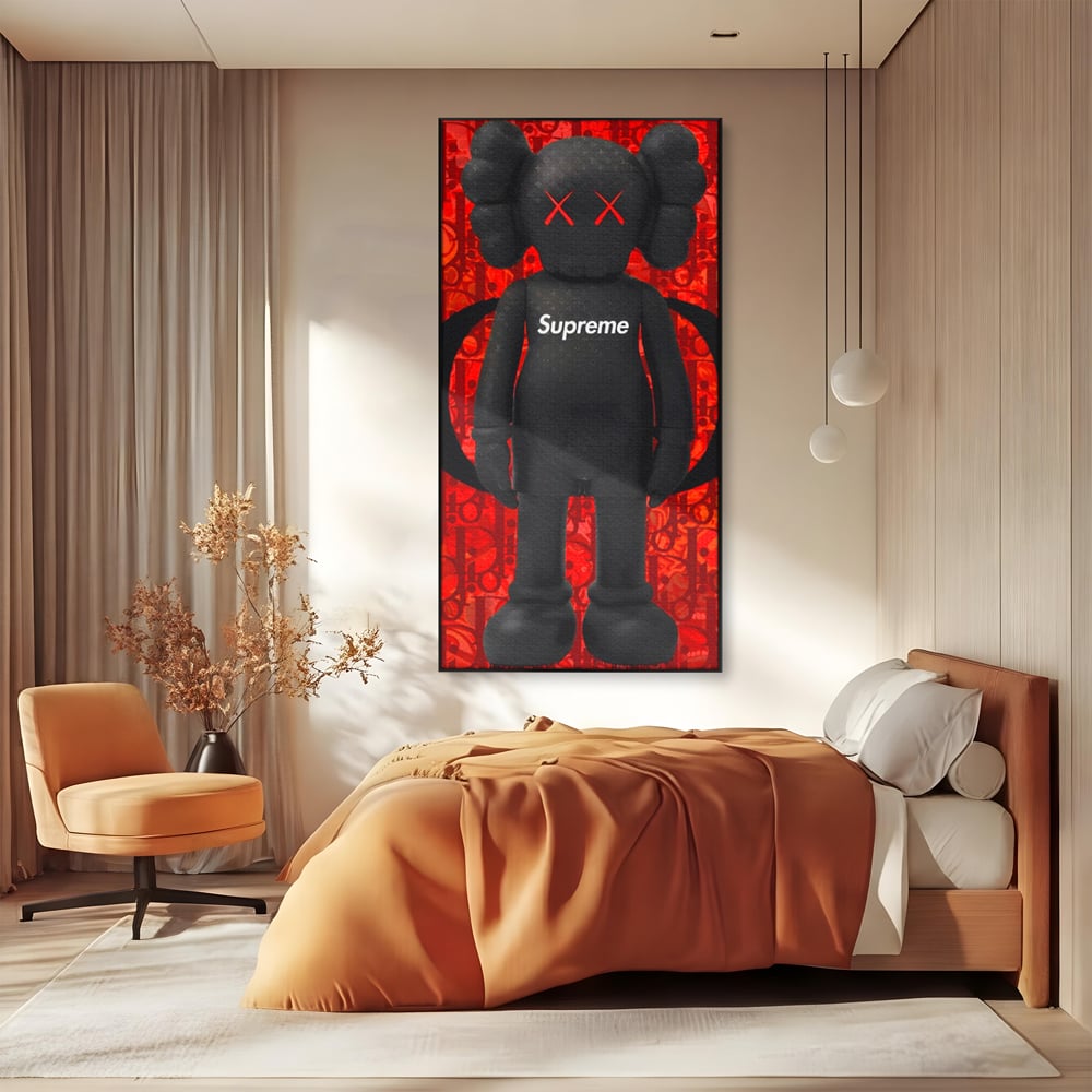 Tablou canvas cu tablou canvas cu robot negru supreme, in rama de aluminiu negru, pe perete intr-un dormitor